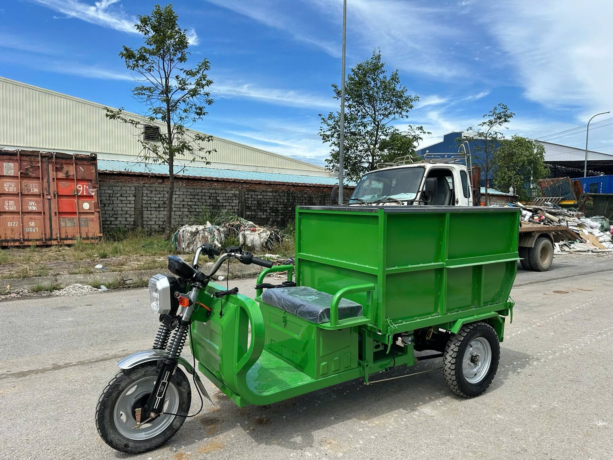 Xe Điện Chở Rác 3 Bánh Môi Trường 1 Tấn Ben Nâng Hạ 3 Xe Điện Chở Rác 3 Bánh Môi Trường 1 Tấn Ben Nâng Hạ - Ảnh 3