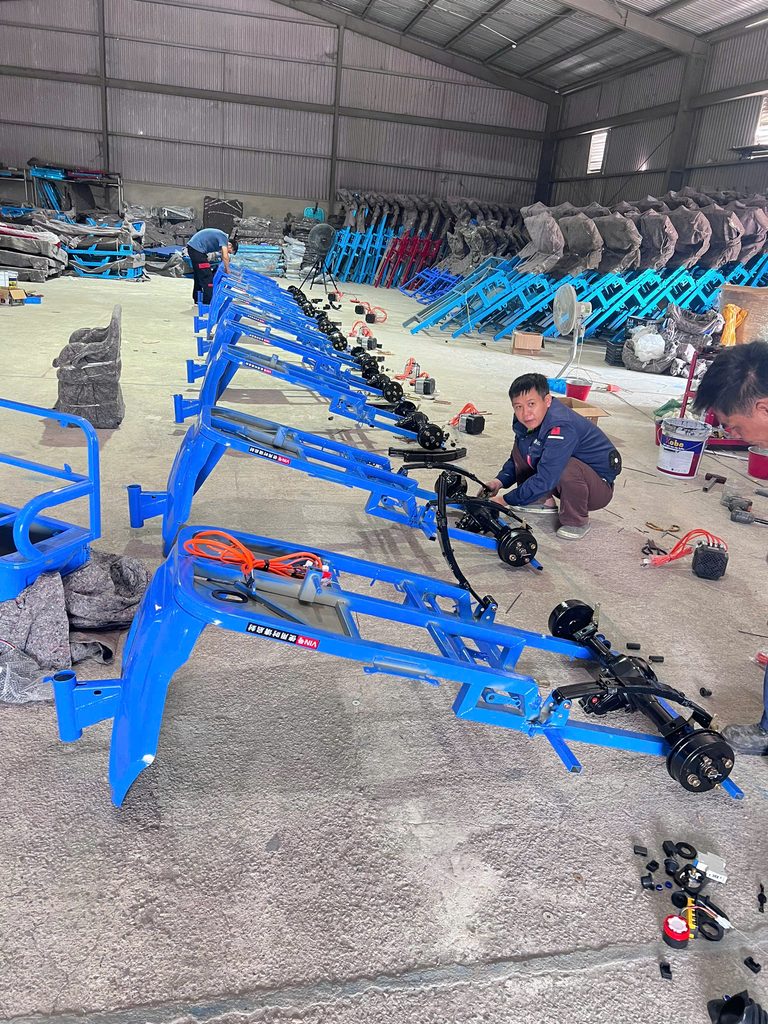  Chi tiết kết cấu khung gầm thép dày dặn, nhíp lá đôi giảm chấn và cầu vi sai có số phụ leo dốc