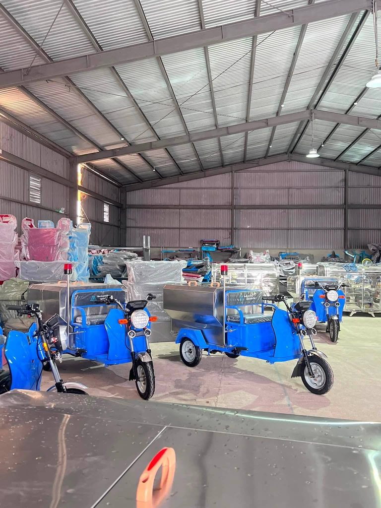 Dàn xe điện chở rác 3 bánh bàn giao cho đơn vị vệ sinh môi trường