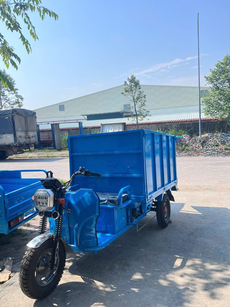 Đội xe điện ba bánh chở hàng và thu gom rác xuất xưởng tại nhà máy Xe Môi Trường Xanh chuẩn bị bàn giao cho đối tác