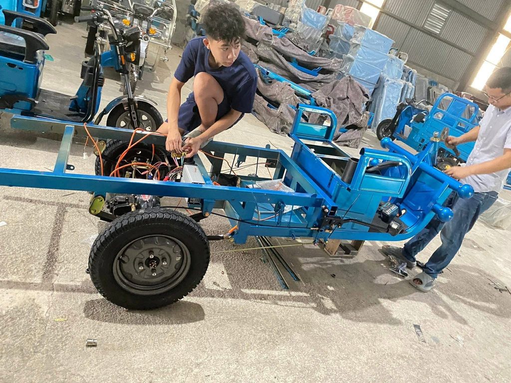 Kỹ sư đo đạc nội trở và điện áp từng cell pin Lithiumắc quy