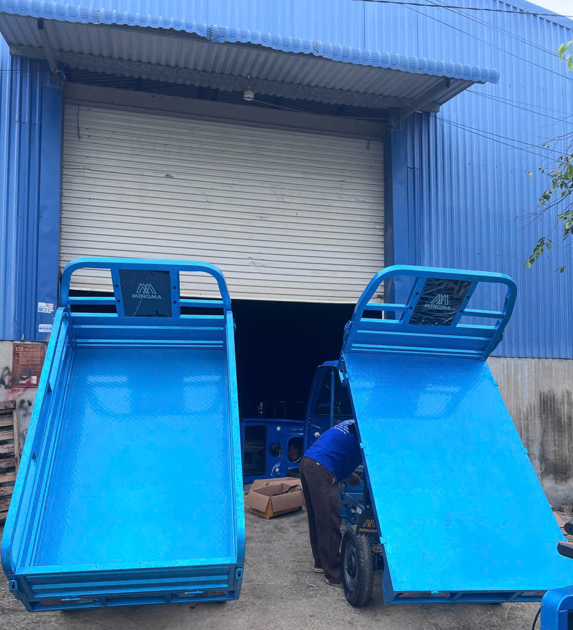 Cách Kéo Dài Tuổi Thọ Pin Xe Điện 3 Bánh Chở Hàng 1 Kỹ sư kiểm tra đo đạc điện áp, dòng xả và nhiệt độ khối pin xe điện ba bánh tại xưởng sản xuất