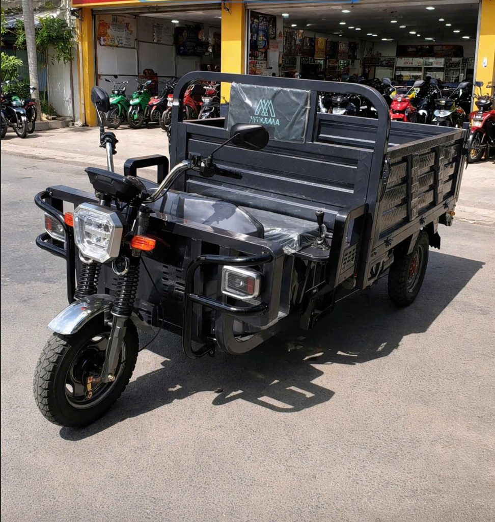 Xe Điện Chở Hàng 1.6M PRO đang nâng ben thủy lực tự động 2 nấc đổ vật liệu xây dựng